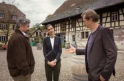 Huck (Patrick von Blume, r.) und Cem (Aykut Kayacik, l.) schenken der Winzerswitwe Valerie (Susan Hoecke, M.) klaren Wein ein: sie werden herausfinden, ob der angebliche Unfalltod ihres Mannes Mord war.