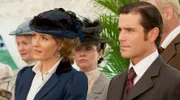 Dr. Julia Ogden (Hélène Joy) und Detective Murdoch (Yannick Bisson) geraten auf ein Treffen der Eugenik-Gesellschaft von Toronto.