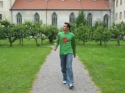 Willi im Garten des Internats Schloss Salem am Bodensee. Heute möchte er mehr über das Leben dort erfahren.