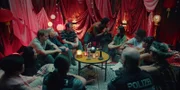 Beim Rollenspiel "Werwölfe" spielt sogar die Polizei mit. Von links: Oma Thuy (Tuyet Linh Phung), Tracy (Minh-Kai Phan-Thi), Andi (Milan Peschel), Gesa (Nina Proll), Martin (Johannes Allmayer), Mari (Maryam Zaree), Keks (Dillan White), Zoe (Helena Yousefi), Rocco (Hoang Minh Ha), Wörner (Peer Martiny), Eckner (Aysima Ergün).