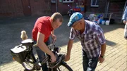 Trödelexperte und Motorradfan Otto Schulte (li.) hat in der großen Lagerhalle auch ein Vélosolex entdeckt...