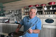 Koch Lefteris Lazarou bereitet ein traditionelles Gericht der griechischen Fischer zu: die herzhafte Suppe Kakavia. Dafür werden Fischköpfe, -gräten und -skelette n Meerwasser gekocht und mit Bouillon angereichert.