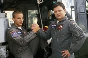 Rettungsassistent Thomas (Ulrich Bähnk, r.) besucht seine alte SAR-Crew in Hamburg. Mit seinem Nachfolger Torsten (Tom Wlaschiha, l.) versteht er sich mit ihm auf Anhieb.