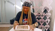 Beautysalon-Chefin Jezz muss ihr Team über die angespannte Lage informieren. Gleichzeitig plant sie eine besondere Party, um einen potenziellen Investor zu überzeugen.