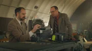 REENACTMENT - Die Ermittler (gespielt von Alastair Forbes und James Gangl) finden heraus, dass die Piloten des Independent Air Fluges 1851 ihren Höhenalarm auf 2000 Fuß eingestellt hatten und nicht auf die Höhe von 3000 Fuß, die ihnen vom Fluglotsen zugewiesen worden war.