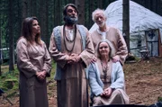 Marie Gabler (Katharina Wackernagel, l.) mit Katzenbart (Wolfgang Rüter, 2.v.l.) und ihren Eltern Uschi (Petra Welteroth, v.r.) und Rainer (Falk Rockstroh, h.r.). Sie hat sich in der Hippie-Community gut geschlagen und ist der Lösung des Mordfalles schon deutlich näher gekommen.