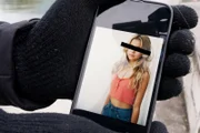 KI-Bild von Mädchen mit Balken vor dem Gesicht