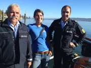NABU-Mitarbeiterin Ingrid Stützl wird im Wollmatinger Ried von der Wasserschutzpolizei unterstützt.