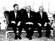 "Schauplatz Wien". Zwischen dem Wiener Kongress von 1814/15 und der österreichischen EU-Ratspräsidentschaft 2006 war Wien einige Male Schauplatz weltpolitischer, kultureller oder gesellschaftlicher Treffen: Die Wiener Weltausstellung von 1873 etwa, das Begräbnis von Kaiser Franz Joseph 1916, der Staatsvertrag 1955 und danach die Gipfeltreffen auf Wiener Boden vor allem zwischen den USA und Russland, oder auch die internationalen Gartenschauen von 1964 und 1974. Im Bild: John F. Kennedy, Bundespräsident Dr. Adolf Schärf und Nikita Chruschtschow beim Gipfeltreffen in Wien 1961.