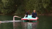 Eine gemütliche Tretbootfahrt? Nicht mit Jan Stremmel (r.)! Dieser TV-Streich jagd Lena Meyer-Landruth (l.) einen gehörigen Schrecken ein ...