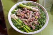 Die Lieblingssuppe der Vietnamesen: Pho, eine scharfe Bouillon mit Reisnudeln
