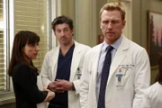 Dr. Alana Cahill (Constance Zimmer, l.) ist Beraterin des Seattle Grace Hospitals und weiß genau um die finanzielle Lage des Krankenhaus Bescheid. Da momentan nicht alles nach den Vorstellungen von Dr. Derek Shepherd (Patrick Dempseym, M.) läuft, überlegt er mit ein paar Kollegen die Klinik zu kaufen. Wird Dr. Owen Hunt (Kevin McKidd, r.) hinter seinen Plan kommen?