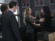 Hotch (Thomas Gibson, 2.v.l.), Reid (Matthew Gray Gubler, l.) und JJ (AJ Cook, 2.v.r.) freuen sich, als Prentiss (Paget Brewster, r.) plötzlich auftaucht. Diese hat jedoch eine Bitte an sie ...