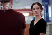 Sarah Ramos als Dr. Caitlin Lenox