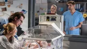 Felicitas Sommer und ihren Zwillingen geht es nach der Entbindung bestens. Auch der Papa (Komparse) ist stolz auf seine Frauen. V.l.n.r. Felicitas Sommer (Laura Kiehne), Komparse, Julia Berger (Mirka Pigulla), Dr. Niklas Ahrend (Roy Peter Link).