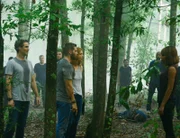Barbie (Mike Vogel, 2.v.l.) und Julia (Rachelle LaFevre, 2.v.r.) trauen sich ins Camp der Gemeinschaft, doch Sam (Eddie Cahill, l.) und die neue Königin (Kylie Bunbury, r.) haben ihre ganz eigenen Probleme ...