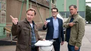 Finn (Sven Martinek, r.) und Lars (Ingo Naujoks, M.) treffen auf Candor (Thomas Arnold, l.), der vom Balkan erzählt.