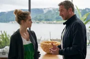 Jürgen Kaltenbrunner (Johannes Zeiler, r.) verlangt von seiner Tocher Celina (Vita Tepel, l.), dass die Familie zusammen bleibt.