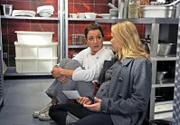 Britta (Jelena Mitschke, r.) öffnet Carla (Maria Fuchs, l.) die Augen, dass ihre Eifersucht Torben gegenüber unbegründet ist.