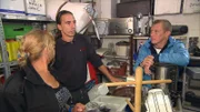 Alexander (Mitte) wird das Unternehmen seines Vaters übernehmen und Trödelprofi Otto Schulte (re.) soll helfen, die vollgestopfte Lagerhalle möglichst leer zu bekommen.