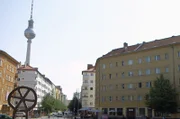 In seinem Roman „Emil und die Detektive“ (1929) beschreibt Erich Kästner ein Berlin, das von Gerechtigkeit und gegenseitigem Respekt geprägt ist. Die Helden sind eine Kinderbande, die auf den Straßen der Hauptstadt einen Dieb verfolgt.