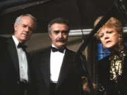 Drew Borden (Mike Farrell, li.), Porter Finley (John Casidine) und Jessica (Angela Lansbury) entdecken einen ermordeten Hausangestellten in der Garage.