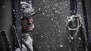 Ein Soldat des 35. Panzergrenadierregiments geht während der Schlacht um Hatten in Frankreich in Deckung. Gespielt von Alessandro Pekin.