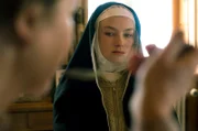 Johanna (Kyra Sophia Kahre) ist im Kloster untergetaucht.