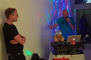 Vor Corona schmiss Single Theo Meisters Tanzparties für Singles. Nun streamt er seine Auftritte aus seinem Peiner Partyraum ins Netz.