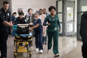 V.l.: Notfallsanitäter (Komparse), Notfallsanitäter (Tim Zhang), Dr. Shaun Murphy (Freddie Highmore), Dr. Claire Browne (Antonia Thomas), Bonnie (Miranda Edwards), Carl (Matthew Mandzij), Krankenschwester (Komparsin) +++ Die Verwendung des sendungsbezogenen Materials ist nur mit dem Hinweis und Verlinkung auf RTL+ gestattet.