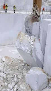 Lademaschinen im Marmorbruch