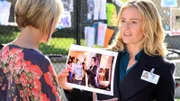 Julie Finlay (Elisabeth Shue, re.) befragt Brooke Cassidy (Chelsea Kane) und zeigt ihr ein Bild, das zeigt, wie diese mit dem späteren Opfer streitet.