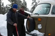 Kaleb Rowland hilft seinem Freund Jason Lobo, ein Auto von seinem Grundstück zu entfernen. (National Geographic/Mike Fennell)