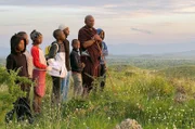 Wandertag: Elias Ngilasi nimmt Schüler aus der Gemeinde Momella mit in die Wildnis.