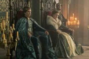 Wladislaw (Krisztián Czákvári) und die sichtbar geschwächte Elisabeth (Mariann Hermányi) folgen den Ausführungen des osmanischen Gesandten.