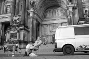 Tea-Time vor dem Berliner Dom: Ronja (re.) spricht mit Philosoph Dennis Peterzelka (li.) darüber, welche Bedeutung Hoffnung für unser Leben hat und was die Philosophie dazu sagt.