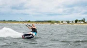 Paul (Daniel Roesner) beim Kitesurfen auf der Ostsee.