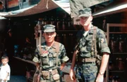 Leutnant Phil Brady (re.) vom Zweiten US-Marinebataillon und Major Hoan (li.) vom Vierten vietnamesischen Marinebataillon vor der Schlacht um Binh Gia, in der Major Hoan sein Leben verlor