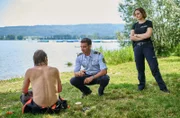 Jakob Frings (Max König, M.) und Julia Demmler (Wendy Güntensperger, r.) befragen Jan Hermann (Daniel Lommatzsch, l.), den Lebensgefährten des Geschäftspartners des toten Schwimmers.