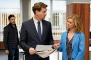 Radkau (Martin Aselmann, l.) hat versucht die Ergebnisse von Simmels Blutanalyse an Dr. Engler (Thomas Heinze, M.) und Dr. Carolin Kersting (Leslie Malton) zu verheimlichen, doch das ging gehörig schief.