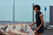 In der Nähe seines Kampfsport-Clubs entdeckt Aurélien (Julien Béramis) in einem Müllcontainer eine leblose Person, die er persönlich kannte.