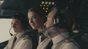 REENACTMENT - Der Kapitän (gespielt von Tyler Muree) des Independent Air Fluges 1851 verstößt gegen die "sterile Cockpit-Regel", die es verbietet, sich im Cockpit unterhalb von 10.000 Fuß über Unwichtiges zu unterhalten, indem er eine Flugbegleiterin in der Kabine hat, während er das Flugzeug für die Landung vorbereitet.
