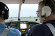 Direkt im Anschluss an das Flugangst-Seminar steigen die Teilnehmer in einen kleinen Sportflieger. Grundsätzlich gilt: Angst kann man nur besiegen, in dem man sich ihr aussetzt. Die Teilnehmer des Flugangst-Seminars wagen es, und versuchen, in der Luft nicht in Panik auszubrechen.