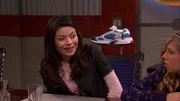 L-R: Carly Shay (Miranda Cosgrove), Sam Puckett (Jennette McCurdy)