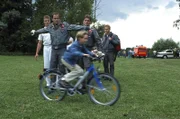 Der kleine Erich fährt die Rettungsflieger mit seinem neune Fahrrad fast über den Haufen. (v.li.n.re.: Komparse, Matthias Leja, Max Stolletz, Oliver Hörner, Tom Wlaschiha).