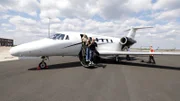 S04E01: Im Privatjet verteilt Davina ihr Erbe. In Berlin kippt Roberts Laune, als er ungewollt zu Fuß zum Terminal muss.