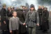 Premiere: In zwei Teilen: "Der Untergang (1)". Im Bild: Donevan Gunia (Peter Kranz), Alexandra Maria Lara (Traudl Junge).
