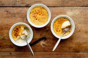 Eines der bekanntesten französischen Desserts ist die Crème brûlée.