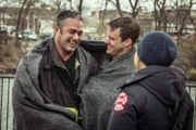 V.l.: Kelly Severide (Taylor Kinney) und Matthew Casey (Jesse Spencer) +++ Die Verwendung des sendungsbezogenen Materials ist nur mit dem Hinweis und Verlinkung auf RTL+ gestattet.
