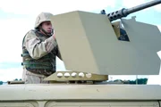 Ein Soldat bedient eine Waffe